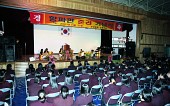 군산여고 향파관 준공 축하 공연으로 사물놀이공연을 하고 있는 학생들과 자리에 앉아 보고 있는 학생들사진(00002)