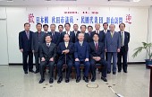 일본 아끼다시의원께서 방문하신 기념으로 사진을 찍고 있는 시장님과 관련인사들사진(00002)