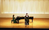 KBS 개국 기념 음악회의 무대 위에서 피아노 연주에 맞춰 노래를 하고 계신 모습1사진(00001)