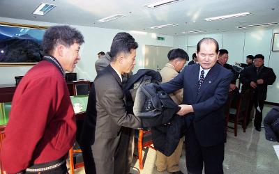 도서 근무자들에게 방한복을 지급하고 계신 시장님