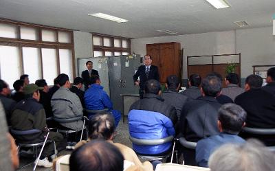 대야 발전 농업회사 월례회의를 하고 계신 시장님과 자리에 앉아 듣고 있는 임원들