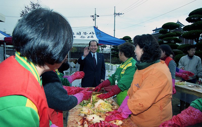 김치를 담그는 봉사활동을 하고 있는 봉사들에게 인사를 하고 있는 시장님