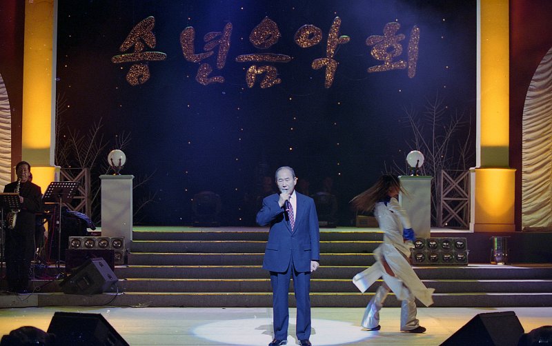 JTV 송년음악회 무대 위에서 노래를 부르고 있는 모습1