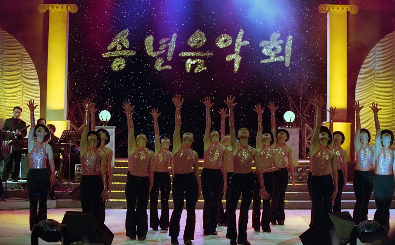 JTV 송년음악회 무대 위에서 단체로 춤을 추고 있는 모습