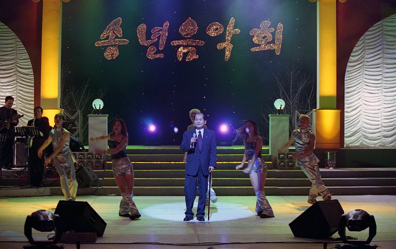 JTV 송년음악회 무대 위에서 노래를 부르고 있는 모습2