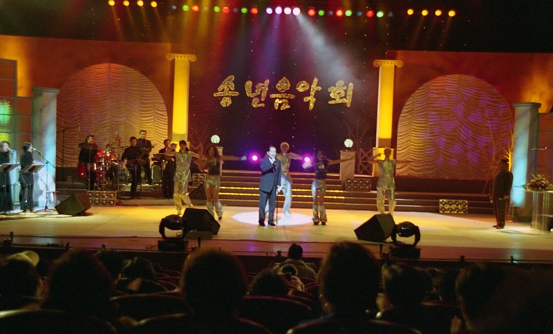 JTV 송년음악회 무대 위에서 노래를 부르고 있는 모습3