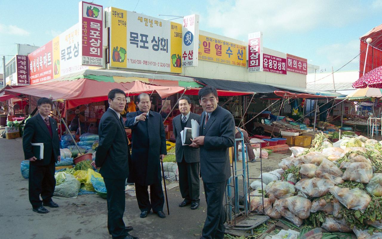 목포시 수산물 센터에서 말씀을 나누고 계신 시장님과 관련인사들