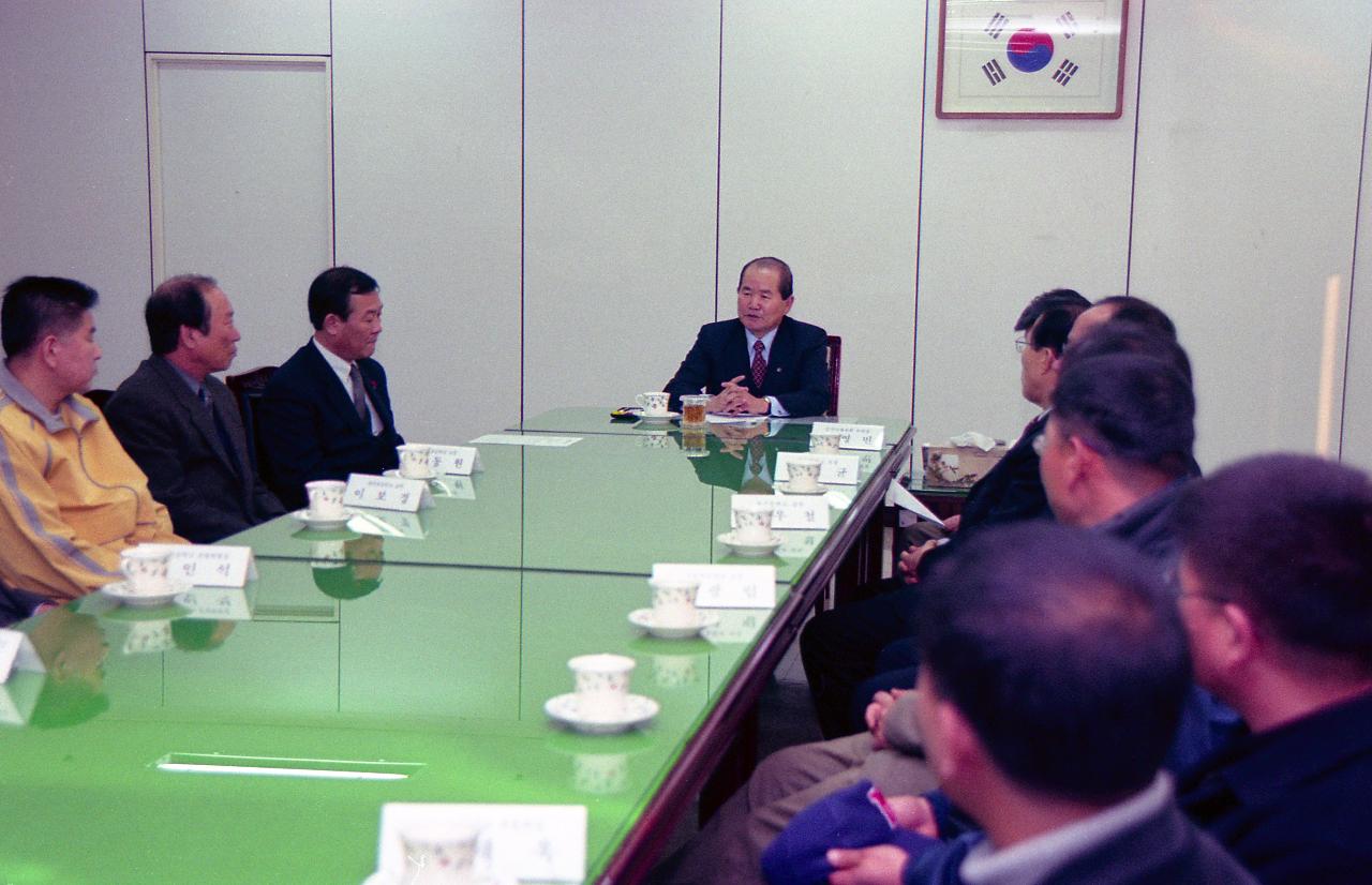 학교체육진흥 관련회의를 하고 있는 시장님과 임원들2