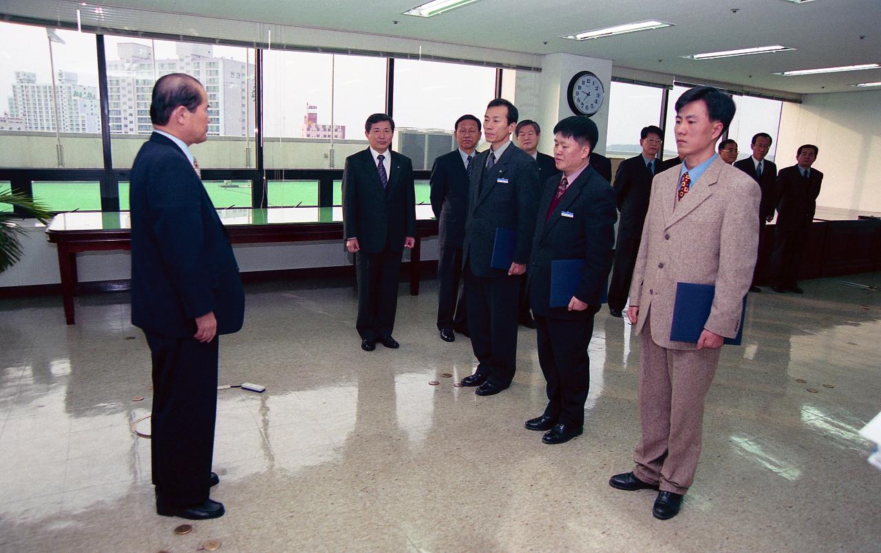 시무식 신년하례 사령교부가 끝나고 임원들과 마주보고 말씀을 하고 계신 시장님