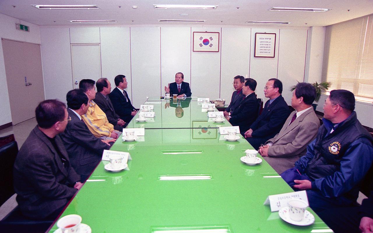 학교체육진흥 관련회의를 하고 있는 시장님과 임원들1