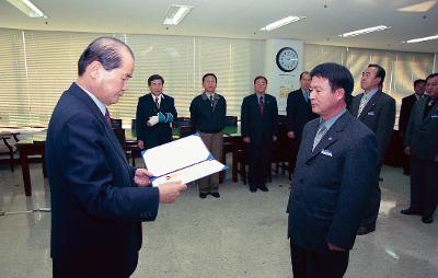 사령장을 교부하고 계신 시장님5