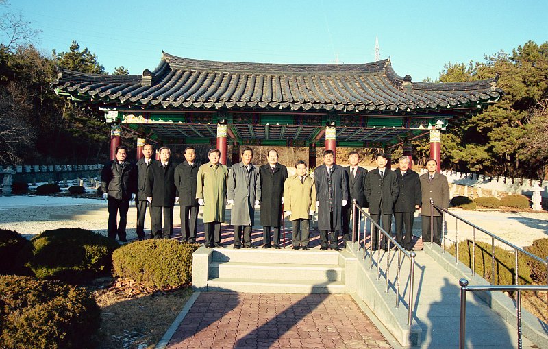 신년 군경묘지 참배를 하기 위해 모여 사진을 찍고 있는 시장님과 관련인사들