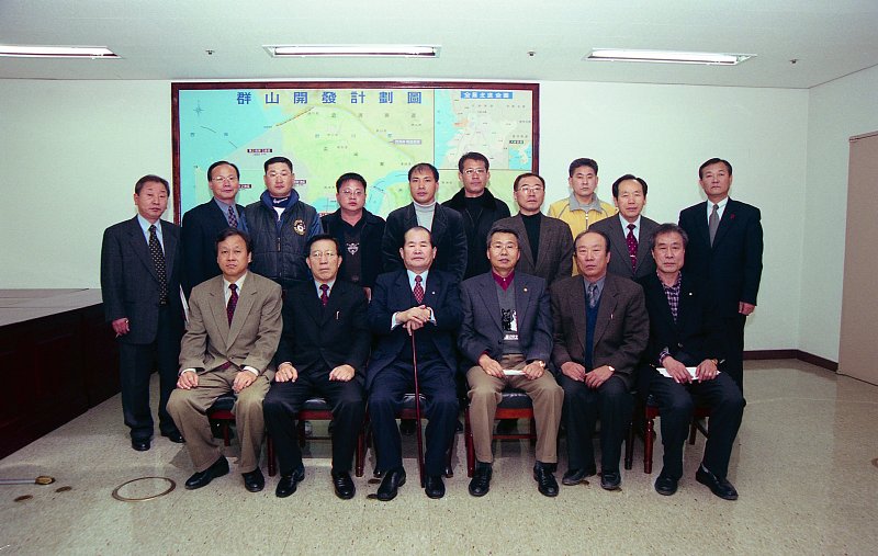 학교체육진흥 관련회의 기념사진을 찍고 있는 시장님과 임원들