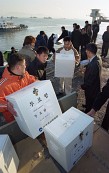 쌓여있는 투표함을 배로 옮기고 있는 사람들2사진(00003)