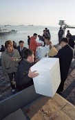 쌓여있는 투표함을 배로 옮기고 있는 사람들3사진(00004)