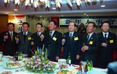 상공회의소 신년 인사회에서 잔을 들고 있는 시장님과 관련인사들사진(00001)