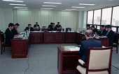 자리에 앉아 자활기관 협의회 회의를 하고 있는 시장님과 임원들1사진(00001)