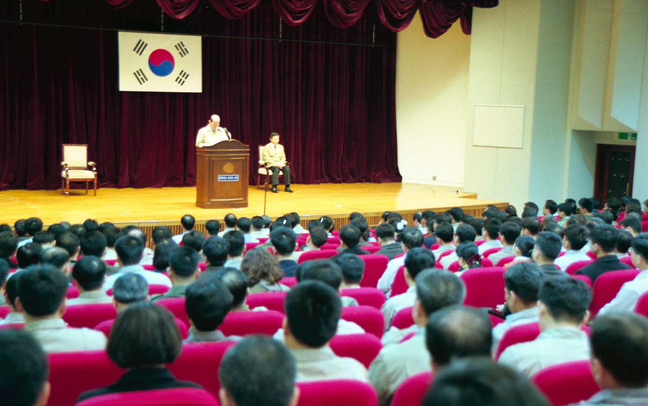 비상소집을 해 앞에서 말씀하고 계신 시장님과 자리에 앉아 있는 임원들2