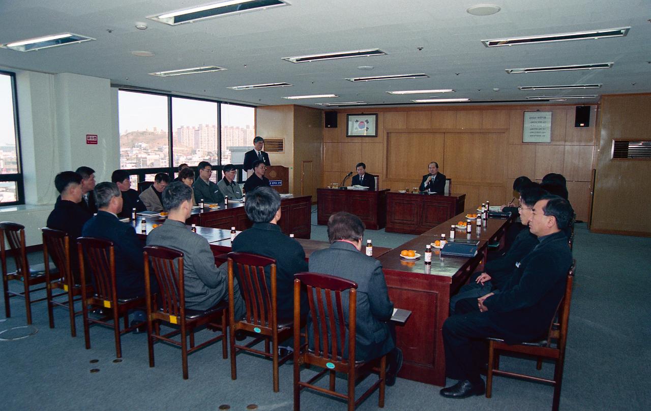 자리에 모여 앉아 경찰조사자들을 격려하고 계신 시장님1