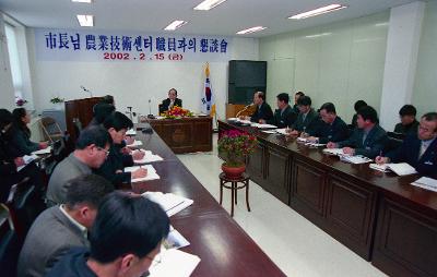 자리에 앉아 농업기술센터 직원과의 간담회에서 말씀하고 계신 시장님1