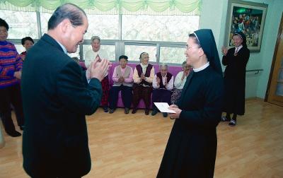 수녀님께 성금을 전달하고 있는 시장님