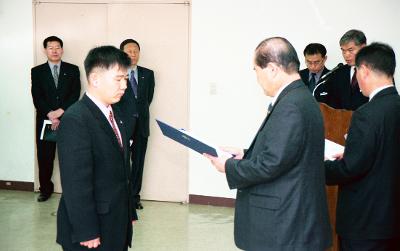 사령장을 교부하고 계신 시장님1