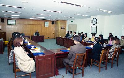 자리에 앉아 시립교향악단과 간담회를 하고 있는 시장님2