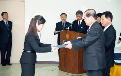 사령장을 교부하고 계신 시장님3