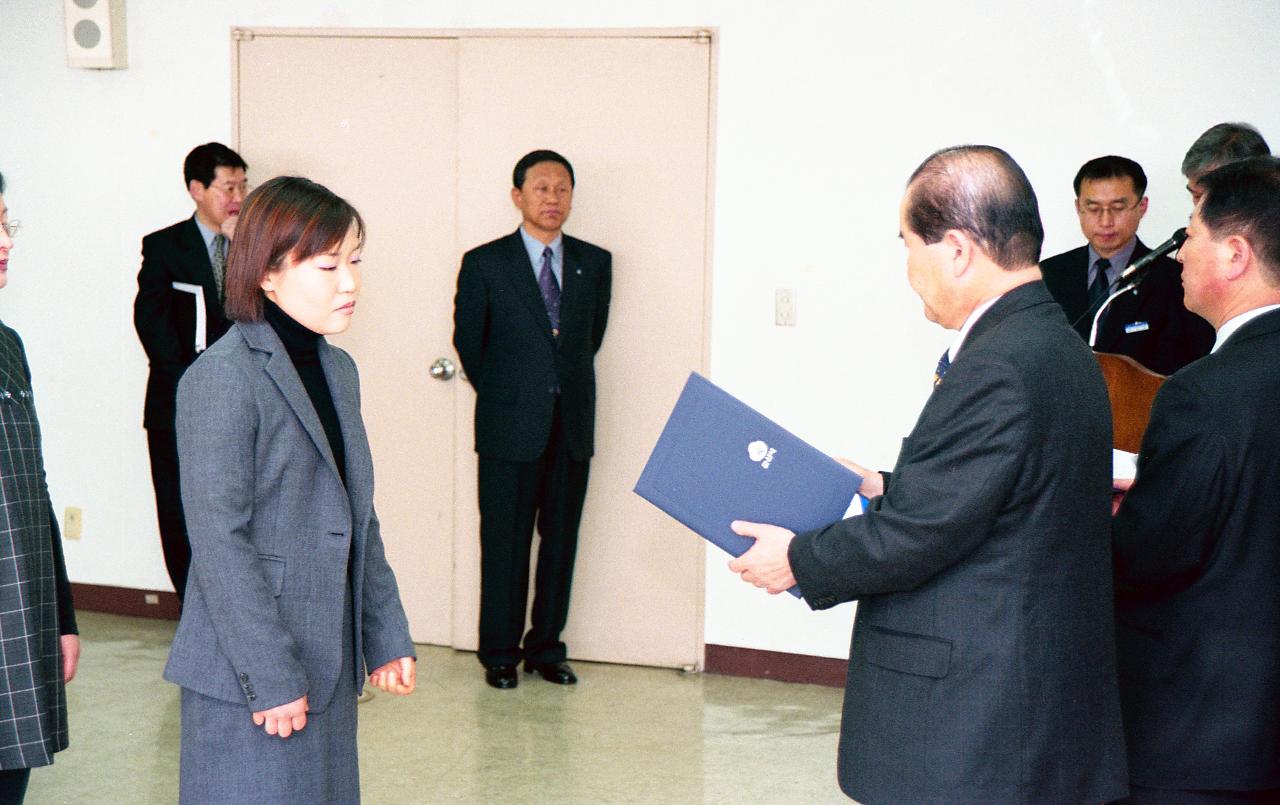 사령장을 교부하고 계신 시장님2