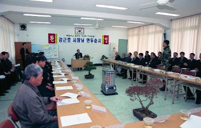 자리에서 일어나 시장님께 말씀하고 계신 직원