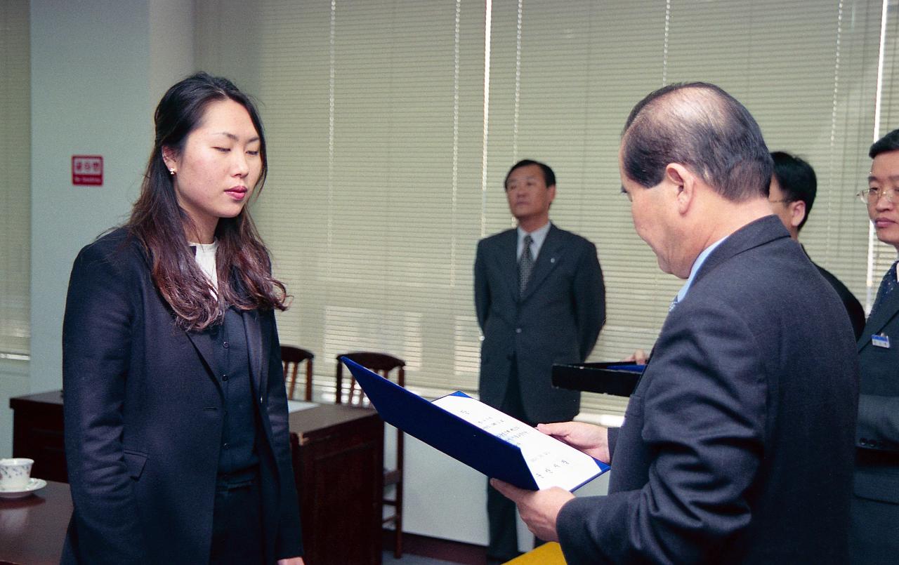 교향악단 단원에게 위촉장을 수여하고 계신 시장님8