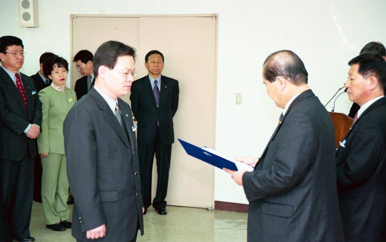 사령장을 교부하고 계신 시장님9