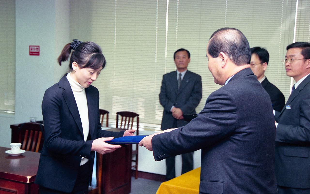 교향악단 단원에게 위촉장을 수여하고 계신 시장님9