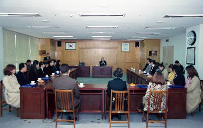 자리에 앉아 시립교향악단과 간담회를 하고 있는 시장님1