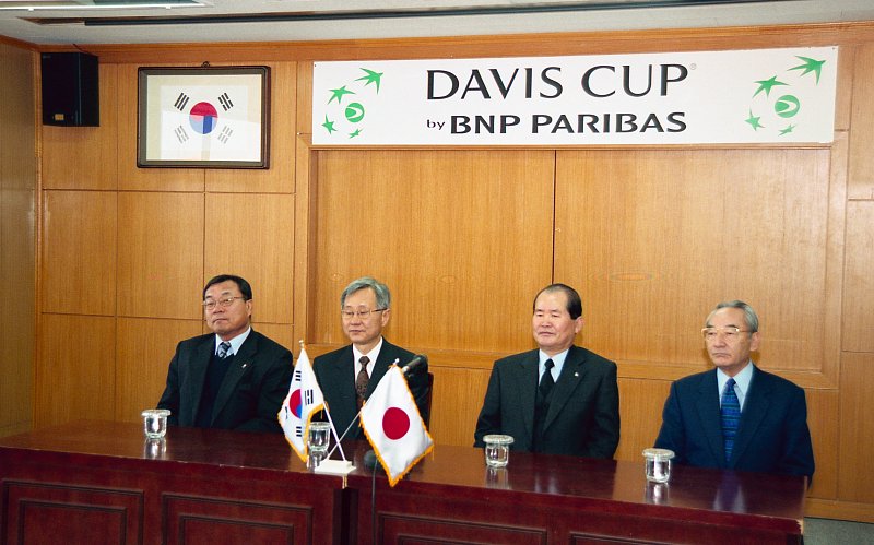 데이비스 컵 현수막이 걸려 있는 아래로 앉아있는 시장님과 일본대표들