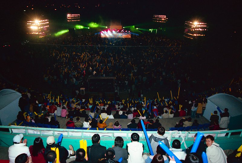 MBC 게릴라 콘서트가 열리는 무대와 환호를 하고 있는 많은 관객들2
