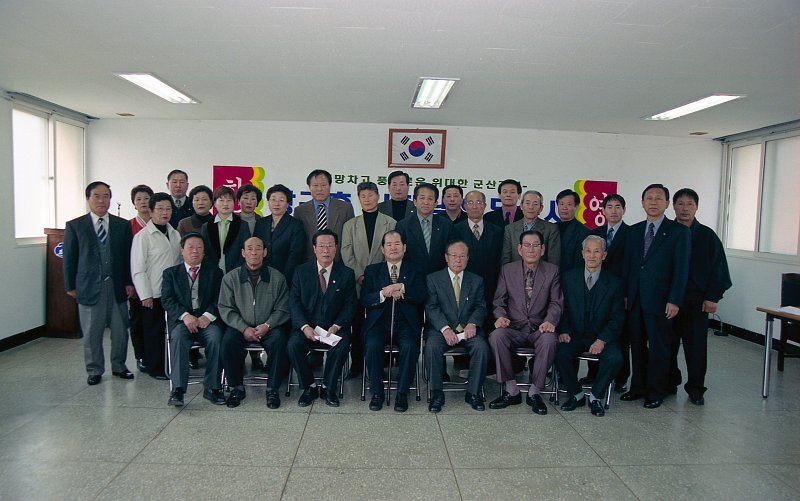 회현면 연두순시를 기념하는 사진을 찍고 있는 시장님과 직원들