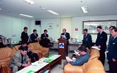 화재사건관련 성명서를 발표하고 있는 시장님과 옆에 서 있는 임원들과 쇼파에 앉아 적고 있는 기자들사진(00001)