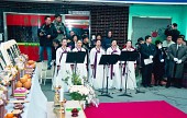 흰 소복을 입고 추모노래를 부르고 있는 사람들사진(00004)
