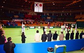 팻말과 국기를 들고 서 있는 선수들사진(00001)