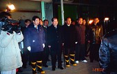 소방대원들과 사진을 찍고 있는 시장님2사진(00003)