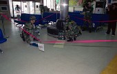 출입금지표시를 해놓고 공항폭발물 제거 훈련을 하고 있는 모습1사진(00002)