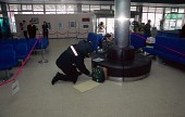 출입금지표시를 해놓고 공항폭발물 제거 훈련을 하고 있는 모습2사진(00003)