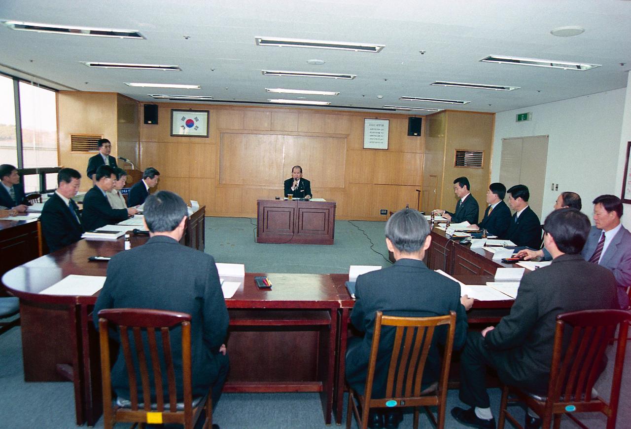 농업기반공사 업무설명회에서 말씀하고 계신 시장님과 듣고 있는 임원들