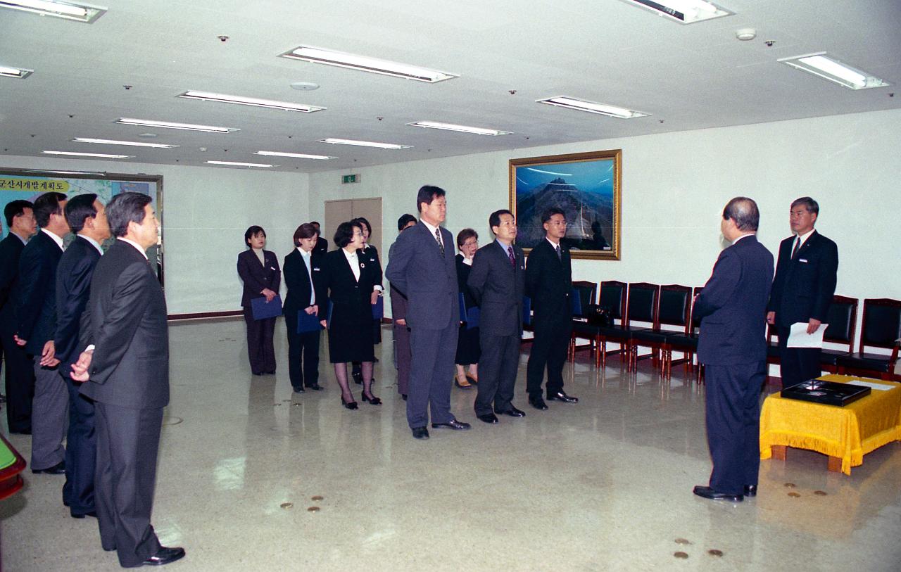 사령장 교부가 끝나고 임원들과 마주보고 서서 말씀을 하고 계신 시장님