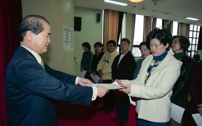 정서기능교육 개강식에서 상장을 수여하고 계신 시장님12