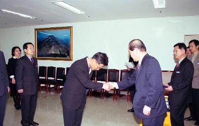 사령장을 교부하고 악수를 나누고 계신 시장님1