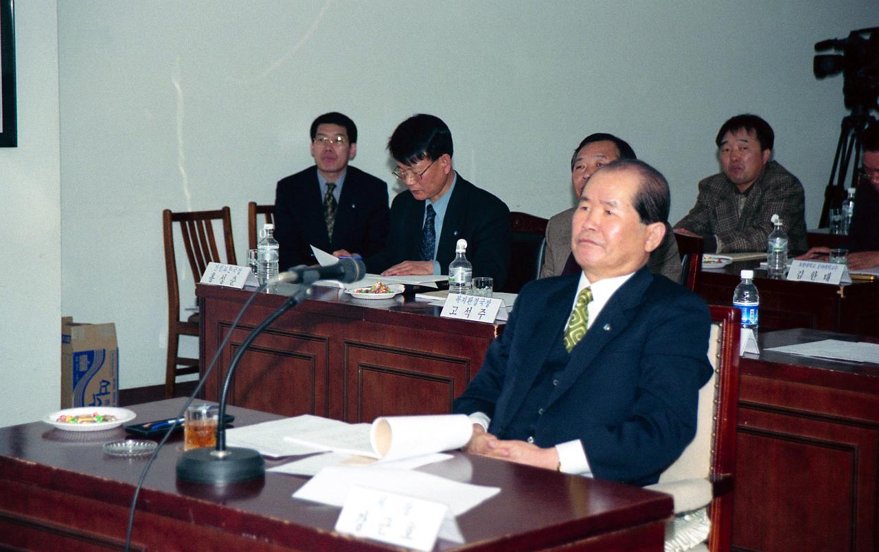 어린이교통공원 조성 중간보고회에서 자리에 앉아 영상을 보고 계신 시장님과 관계자들2