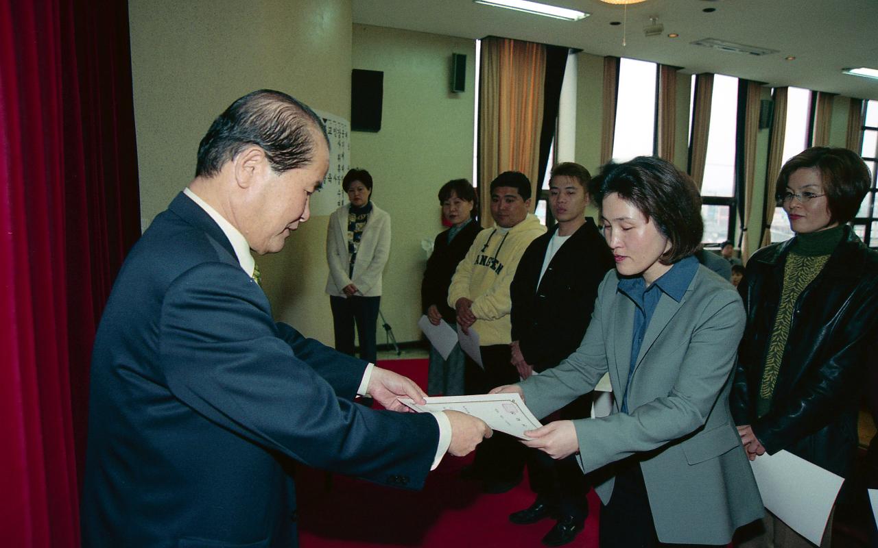 정서기능교육 개강식에서 상장을 수여하고 계신 시장님11