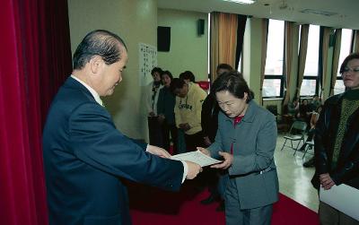 정서기능교육 개강식에서 상장을 수여하고 계신 시장님7